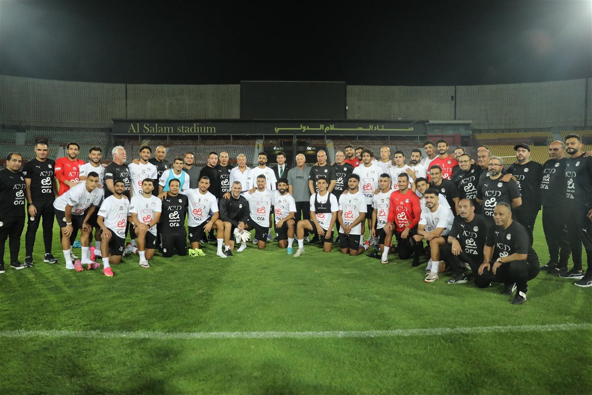 زيارة أبو زهرة ومجلس اتحاد الكرة لمران منتخب مصر (3)