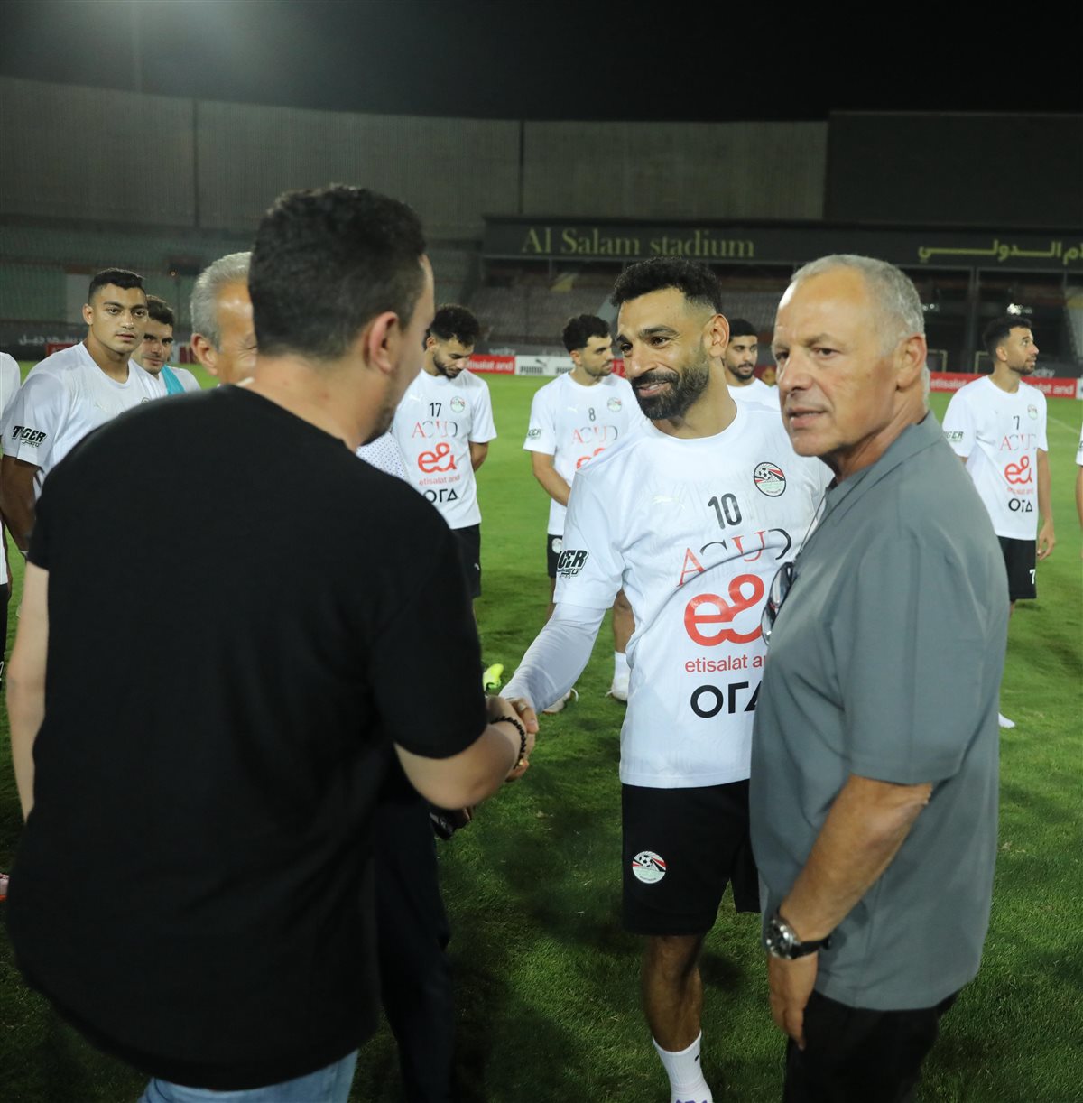 زيارة أبو زهرة ومجلس اتحاد الكرة لمران منتخب مصر (4)