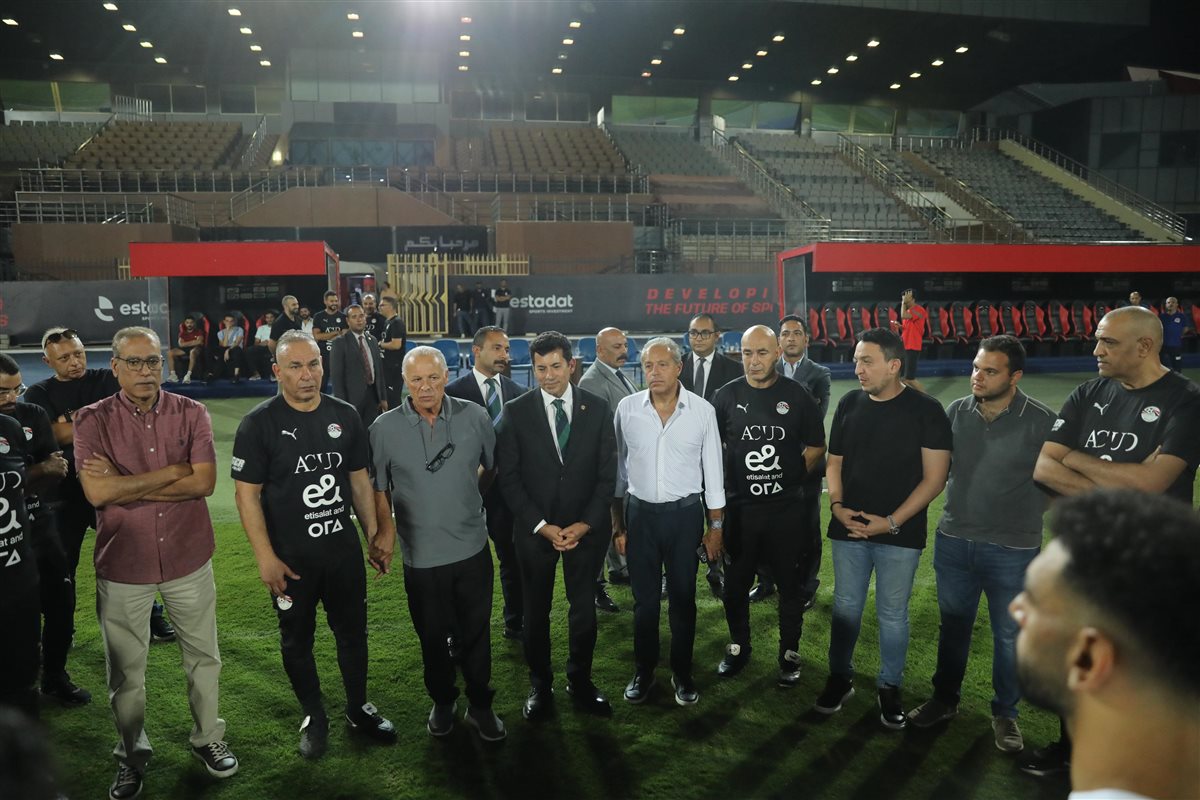 زيارة أبو زهرة ومجلس اتحاد الكرة لمران منتخب مصر (7)