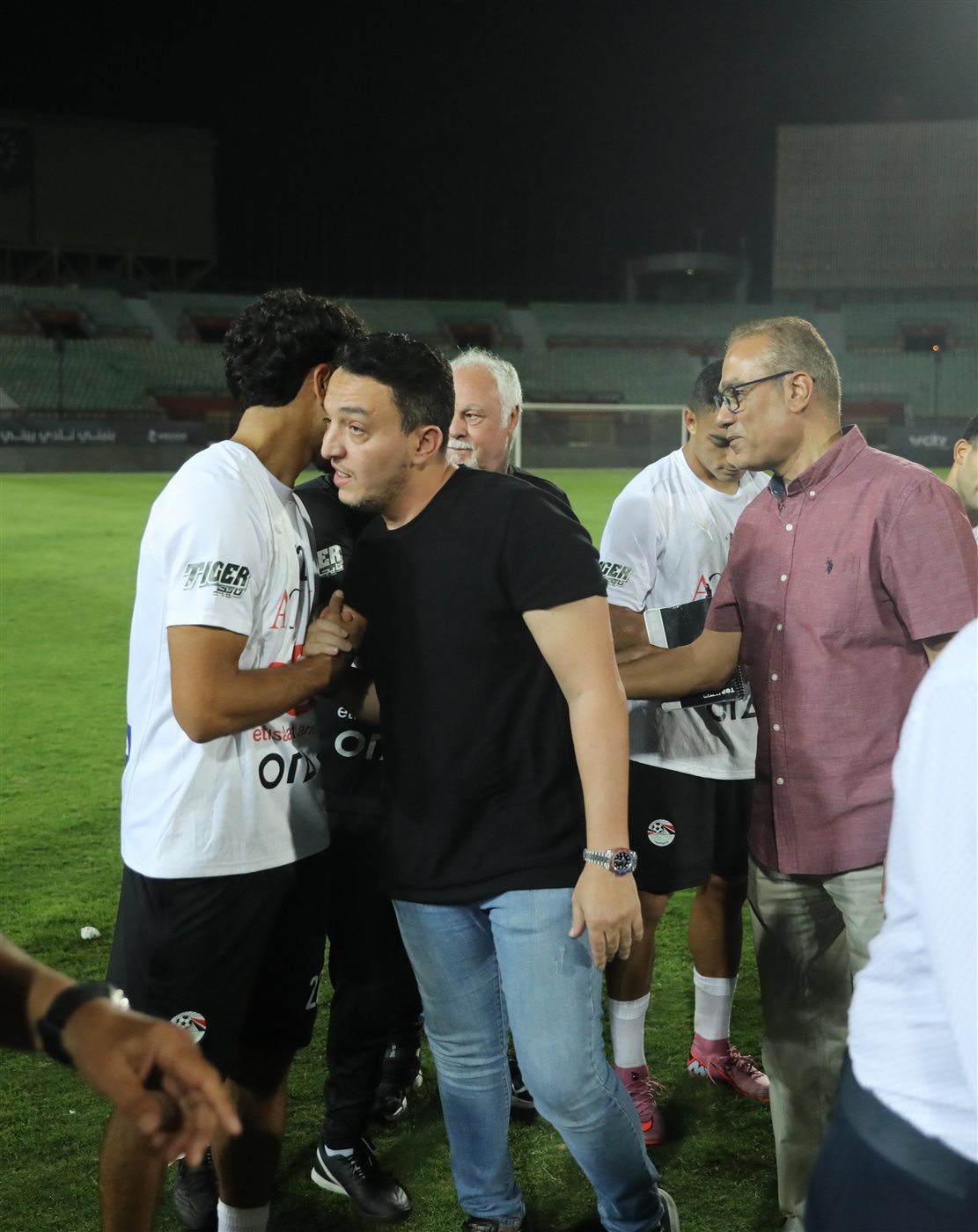 زيارة أبو زهرة ومجلس اتحاد الكرة لمران منتخب مصر (8)