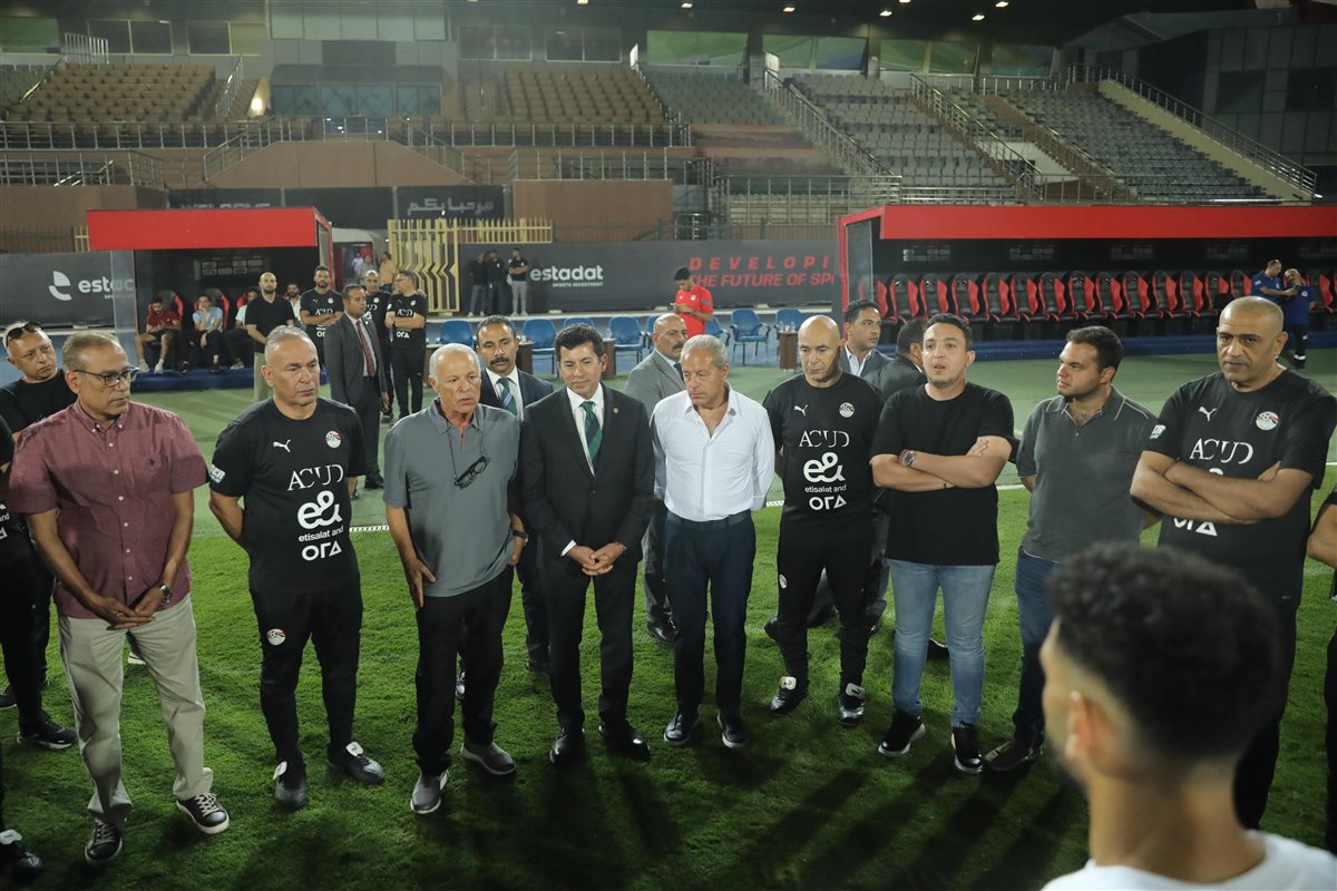 زيارة أبو زهرة ومجلس اتحاد الكرة لمران منتخب مصر (9)