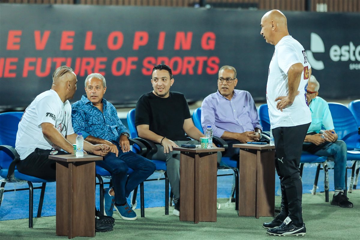 زيارة أبو زهرة ومجلس اتحاد الكرة لمران منتخب مصر (12)