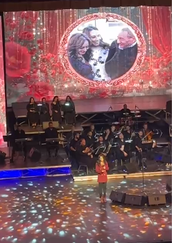 ابنة عبد الرحمن الأبنودي في حفل 100 سنة غُنا لـ علي الحجار