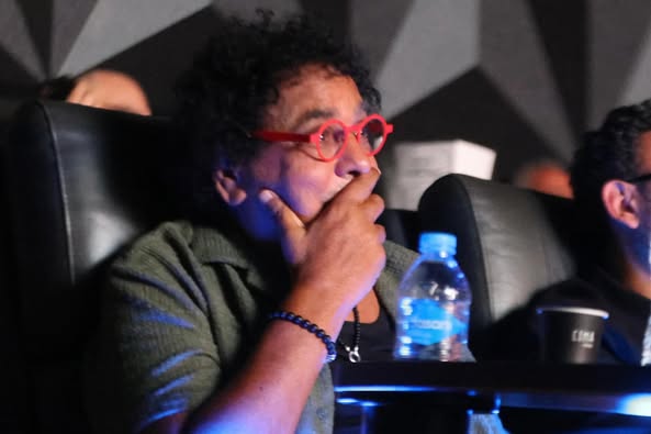 الكينج محمد منير يشاهد فيلم ضي رفقة صناعه داخل السينما