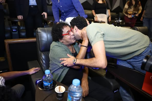 الكينج محمد منير يشاهد فيلم ضي رفقة صناعه داخل السينما