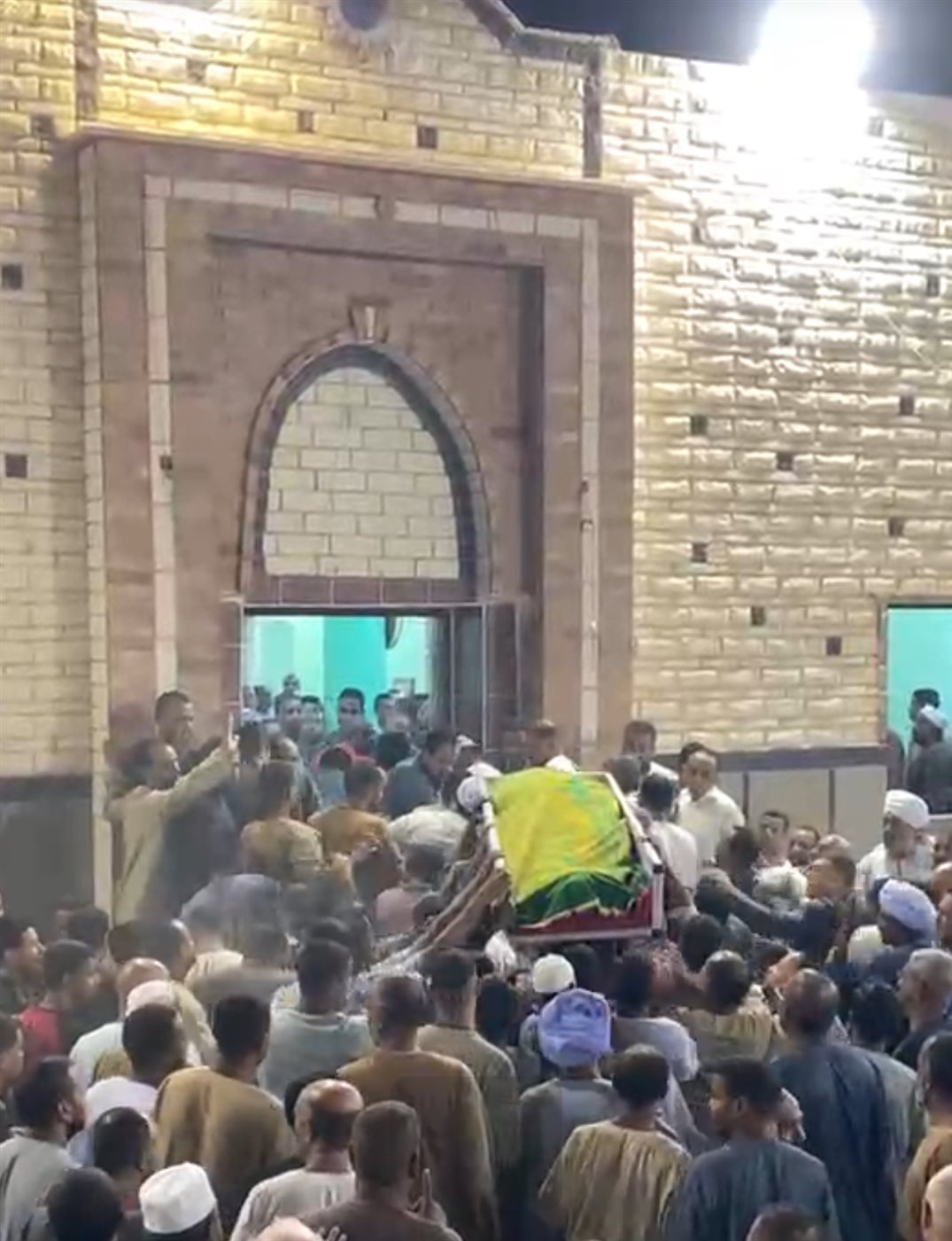 الآلاف يشيعون جثمان نجل رائد الساحة الجيلانية