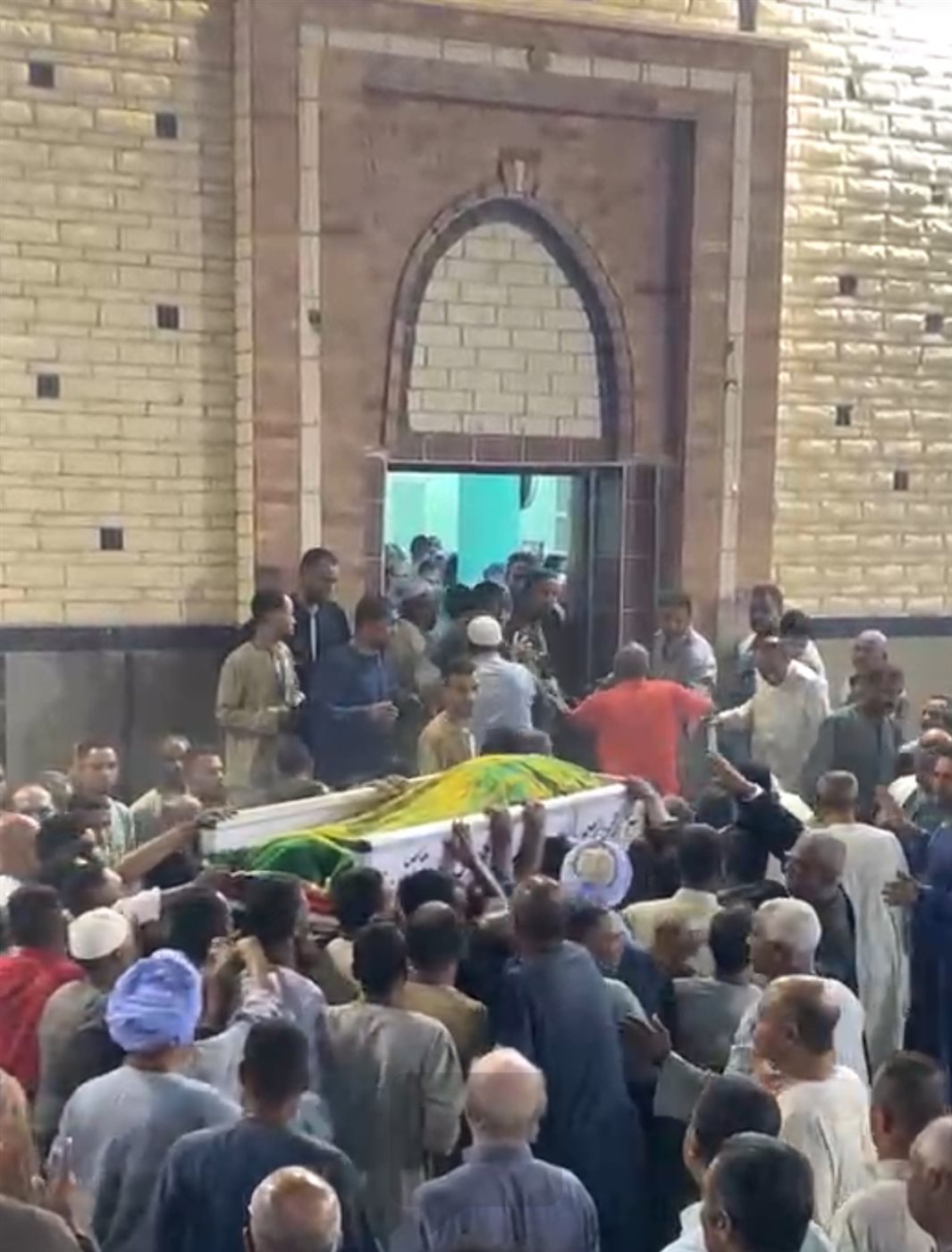 الآلاف يشيعون جثمان نجل رائد الساحة الجيلانية