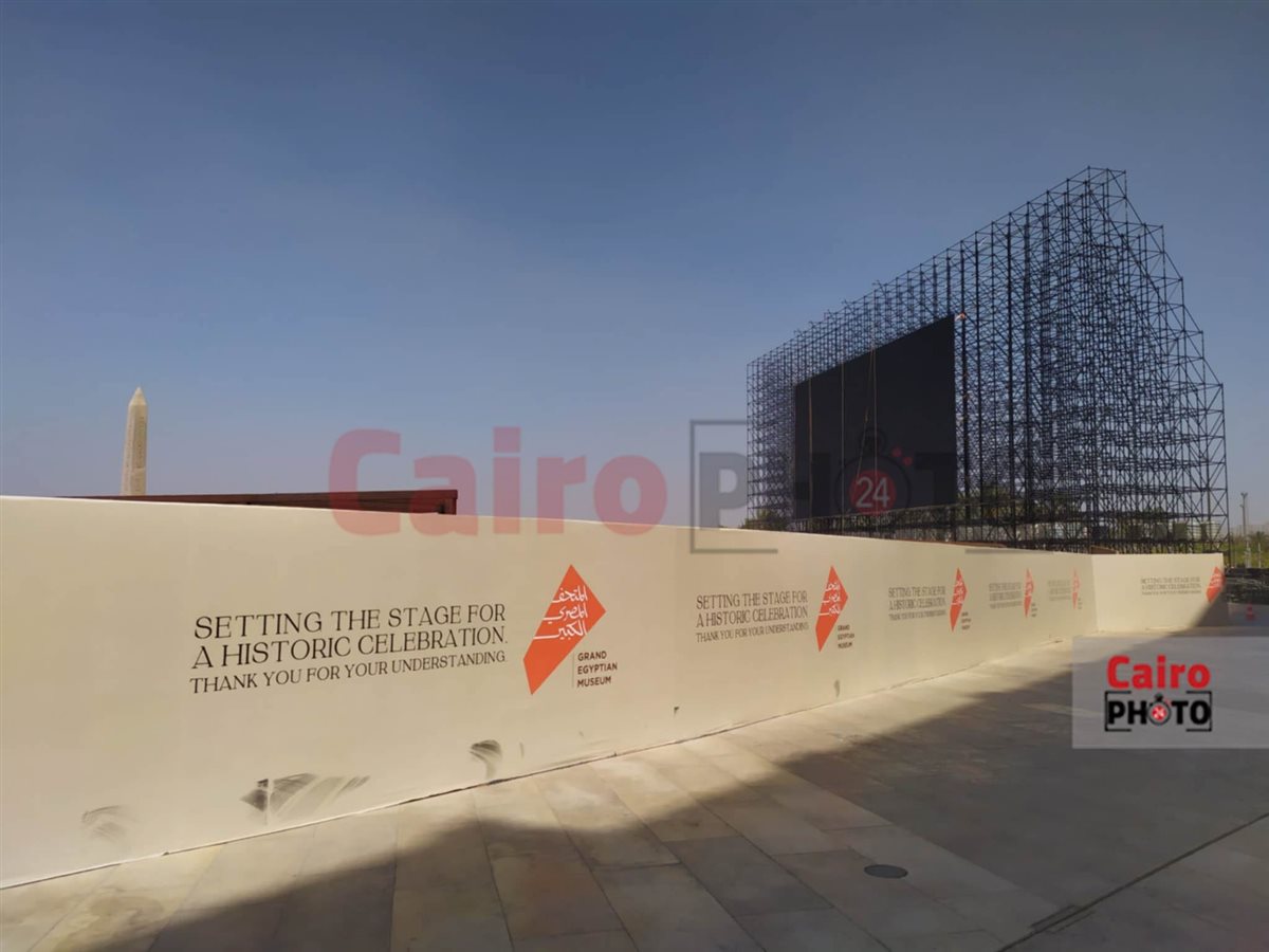 شاشة عملاقة في الساحة الخارجية للمتحف