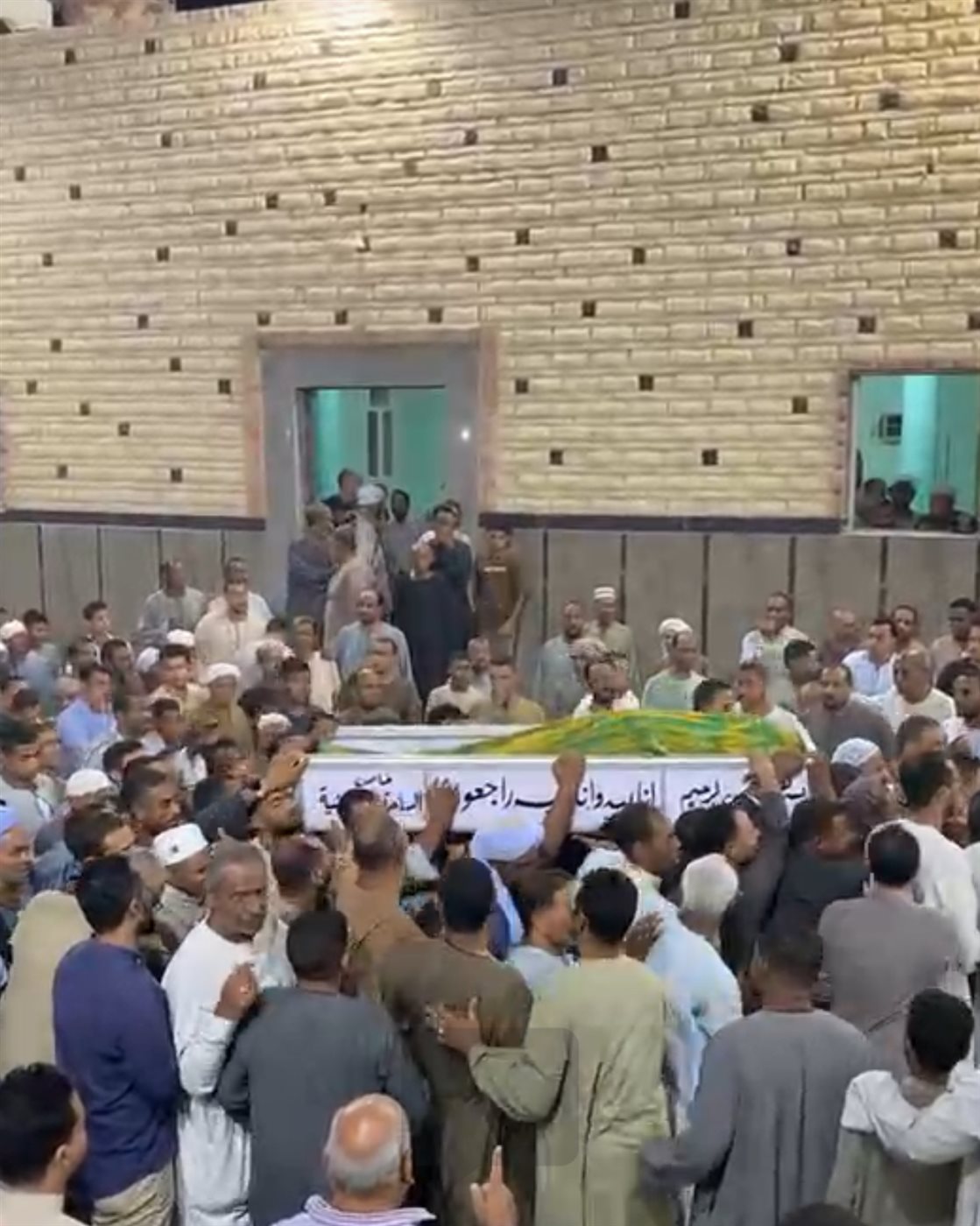 جنازه مهيبة ووداع شعبي 