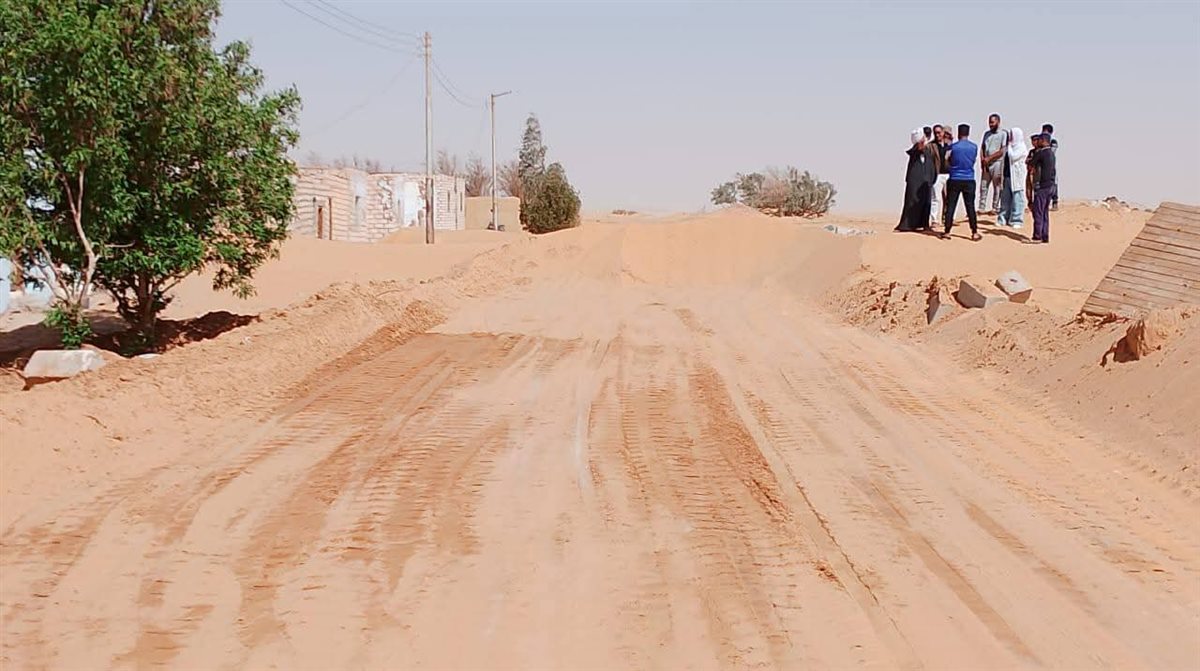 ازالة الرمال المتحركة من قري الاربعين