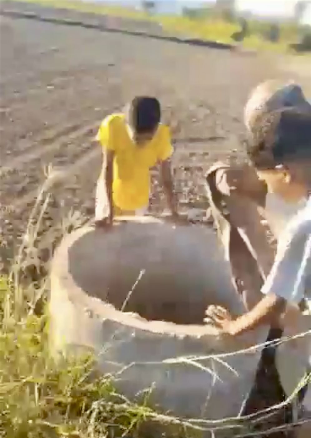 الجد وأحفادة ينقذون كلبا سقط في بئر بالأقصر