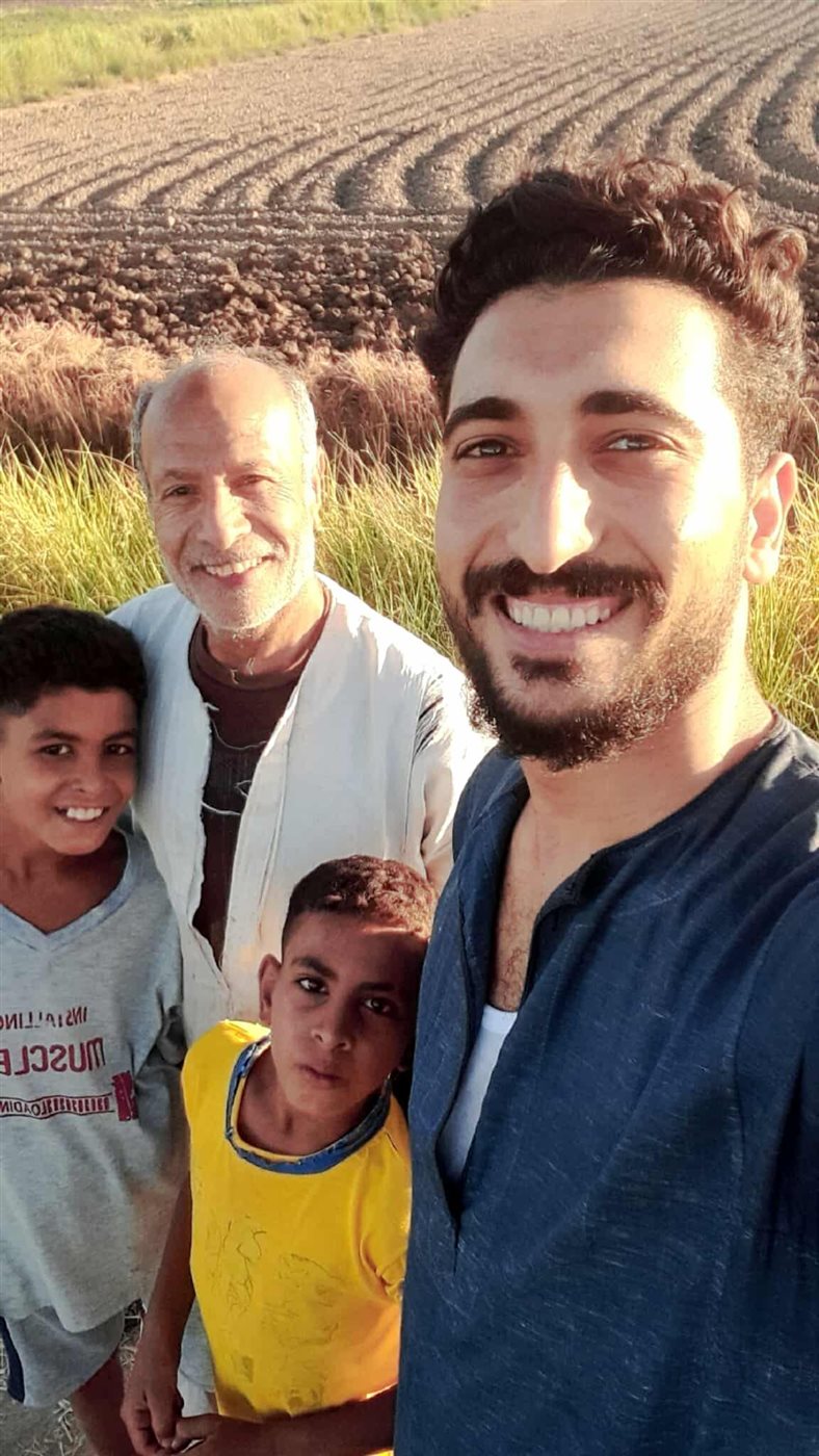 الجد وأحفادة ينقذون كلبا سقط في بئر بالأقصر