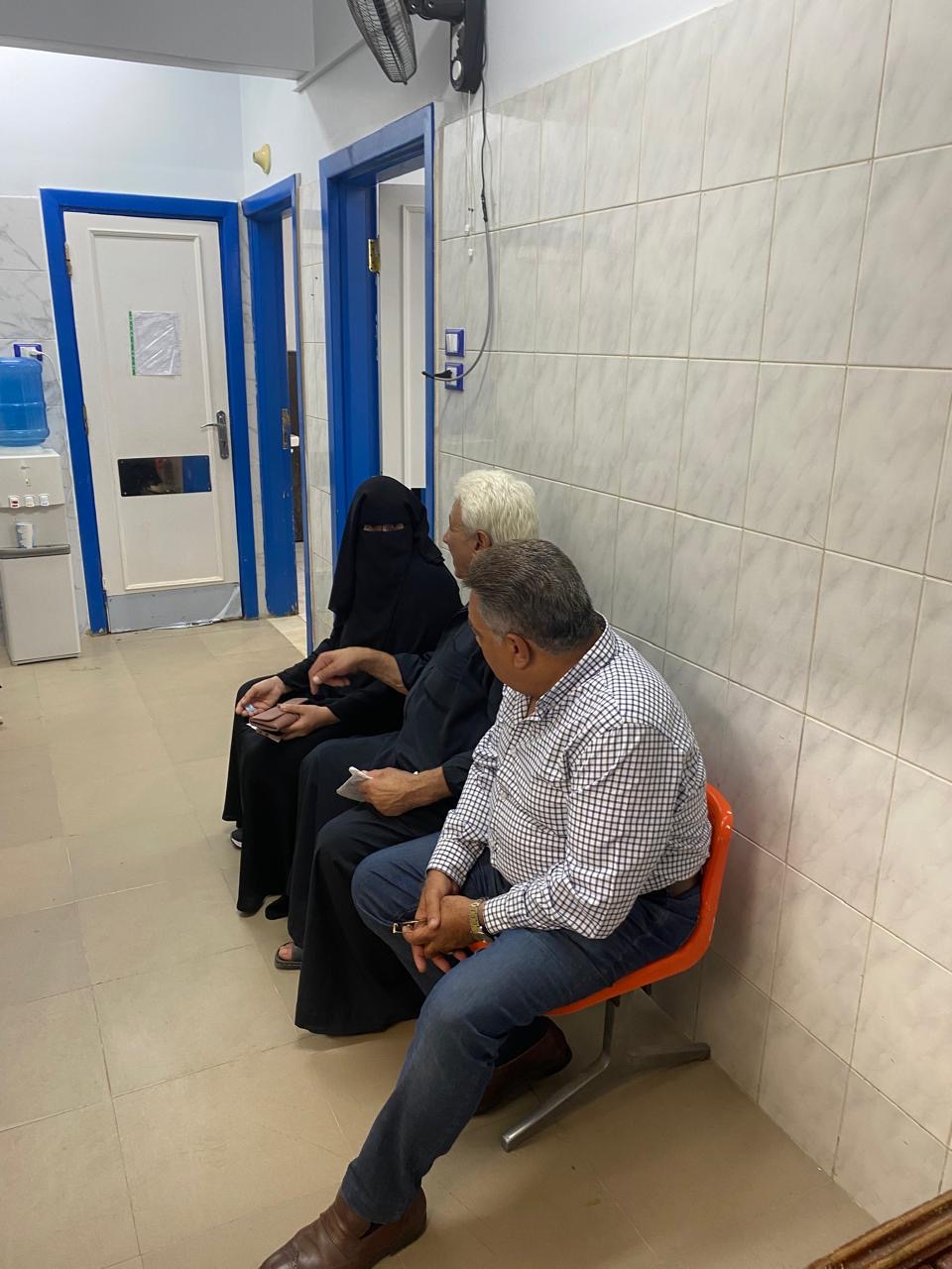 محافظ الدقهلية خلال جولته بعيادة التأمين الصحي