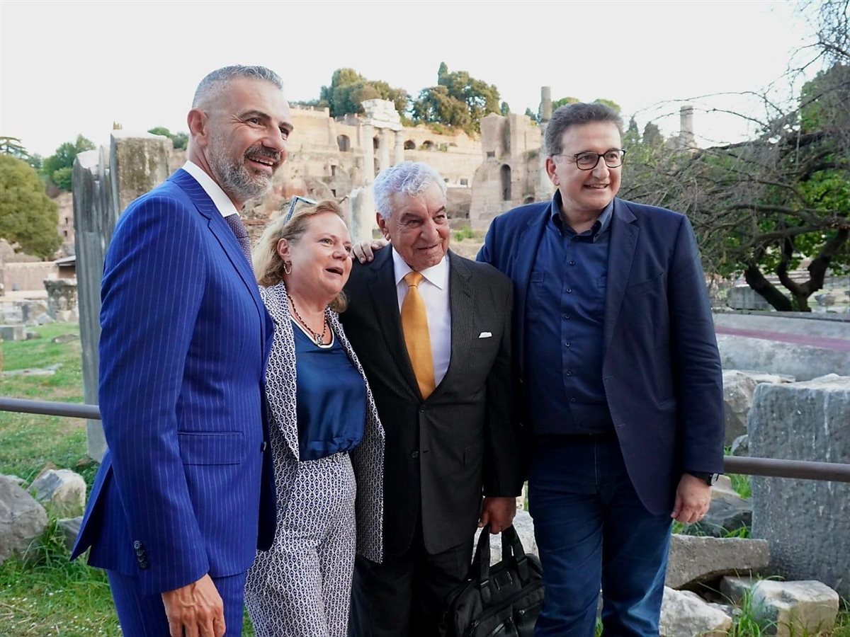  عالم الآثار المصري الدكتور زاهي حواس 