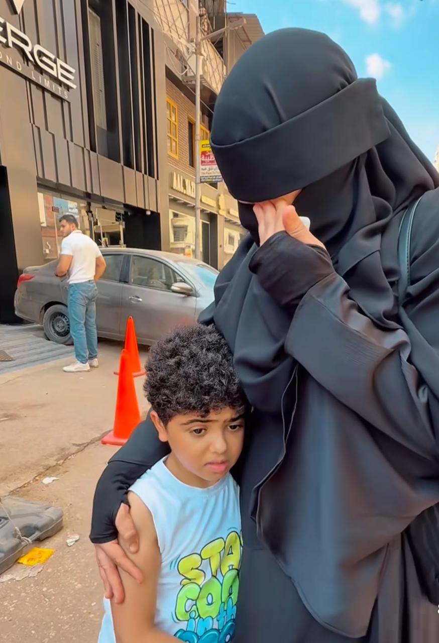 الطفل علي - والدته