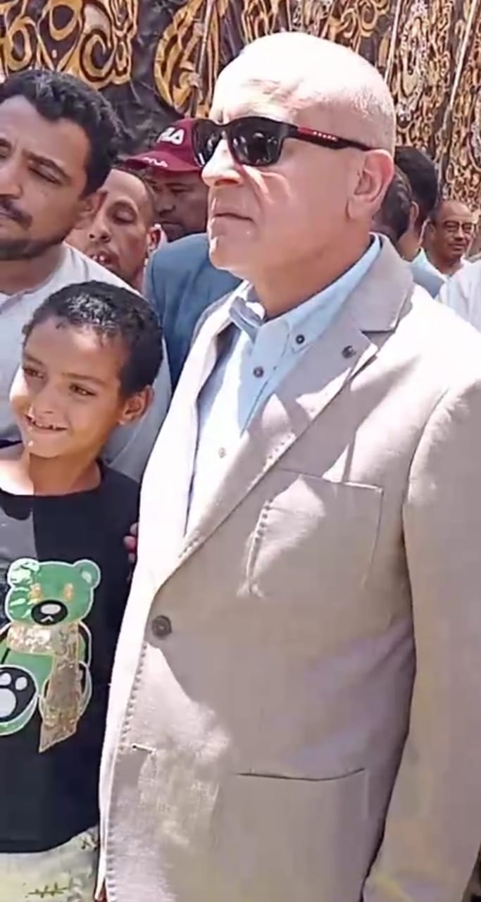 طفل يستوقف محافظ الأقصر بإسنا