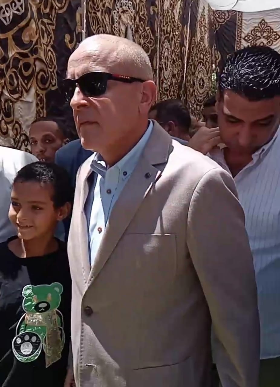 طفل يستوقف محافظ الأقصر بإسنا