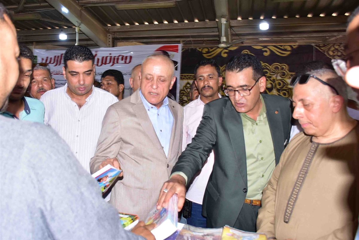 محافظ الأقصر يفتتح معرض أهلًا مدارس بإسنا