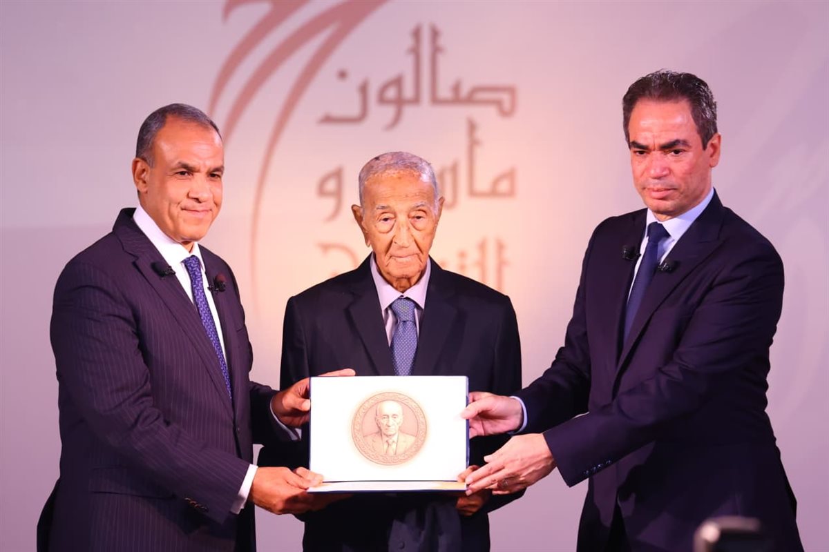 منح وسام ماسبيرو لفهمي عمر