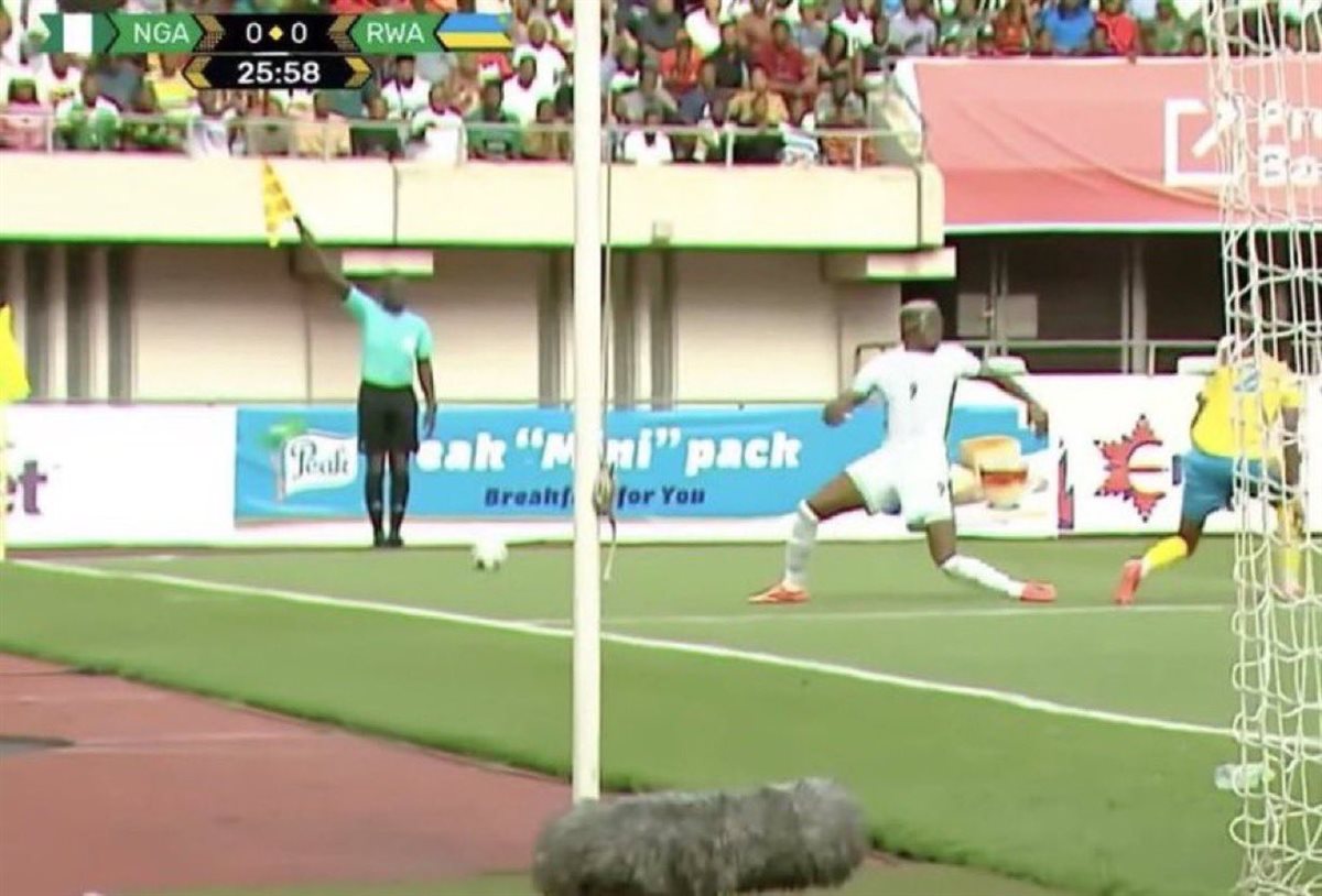 <strong>إصابة مرعبة لـ فيكتور أوسيمين مع منتخب نيجيريا خلال مباراة رواندا في تصفيات كأس العالم 2026</strong>