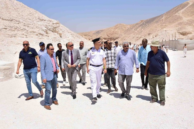 محافظ الأقصر يتفقد المسار السياحي