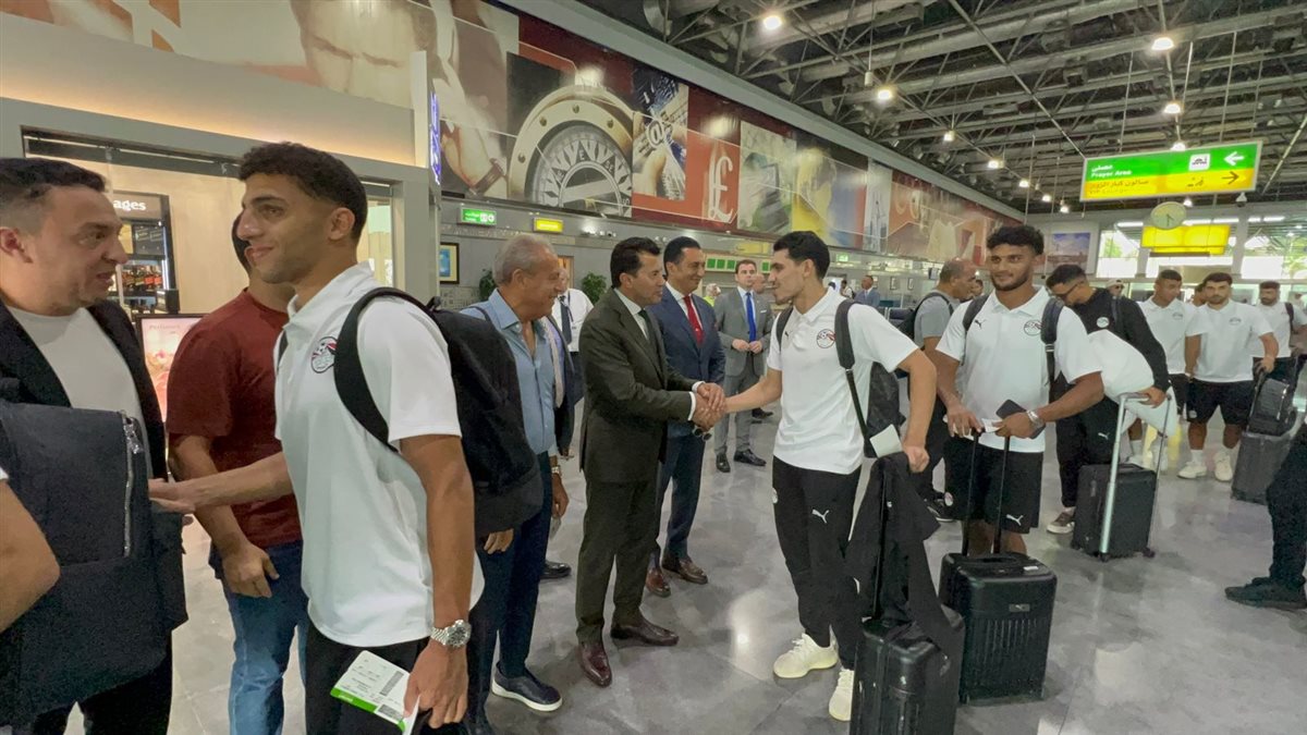 وزير الرياضة يودع المنتخب في صالة المنتخب