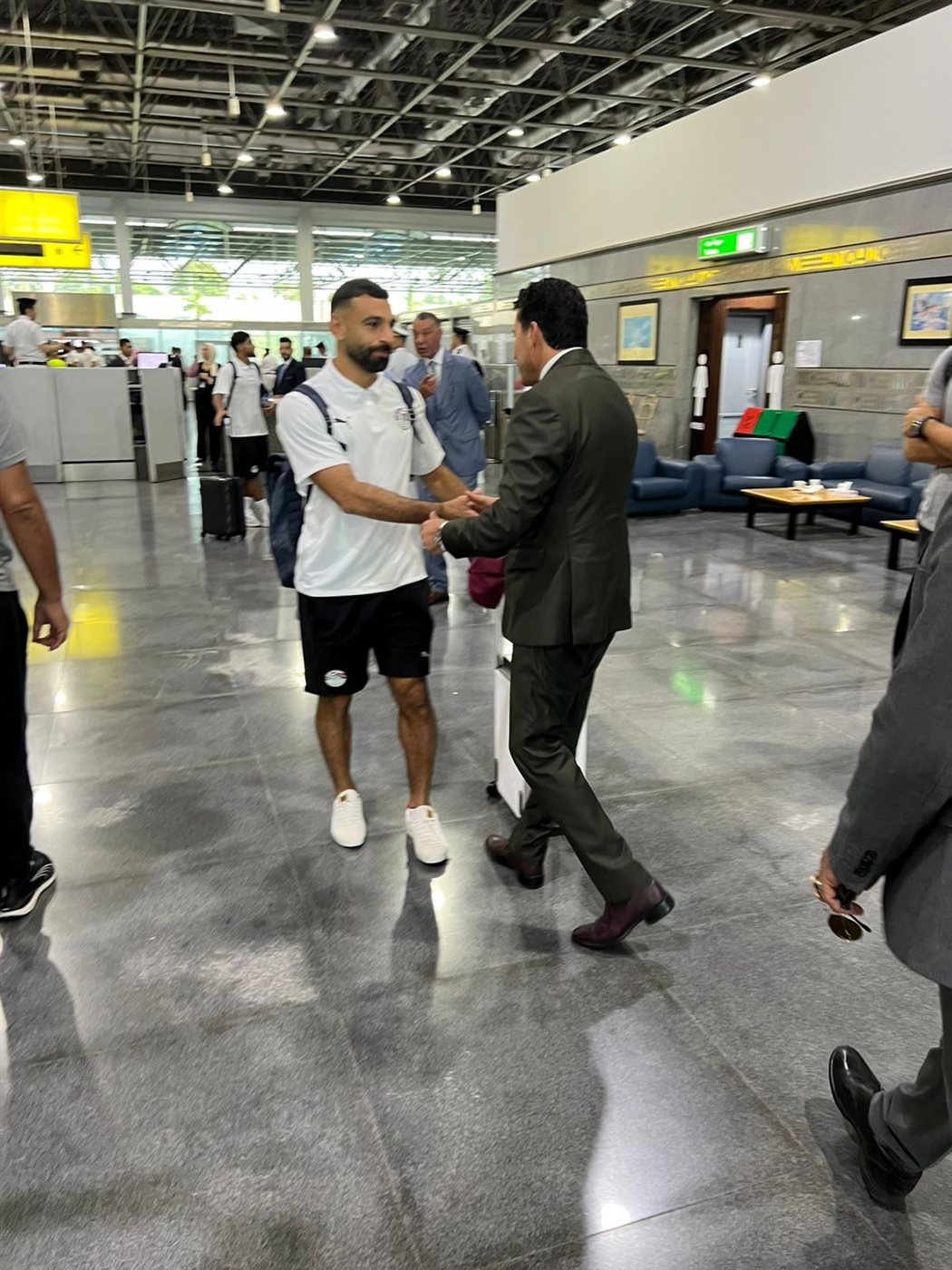 وزير الرياضة يودع المنتخب في صالة المنتخب