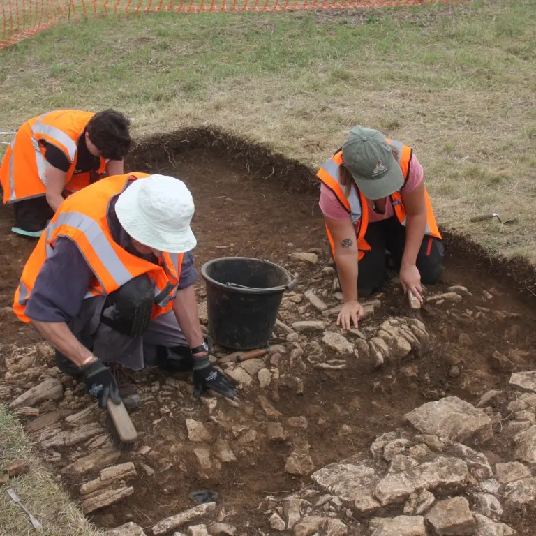 اكتشاف منزل مرتبط بإسحاق نيوتن قرب شجرة التفاح التي ألهمت نظرية الجاذبية