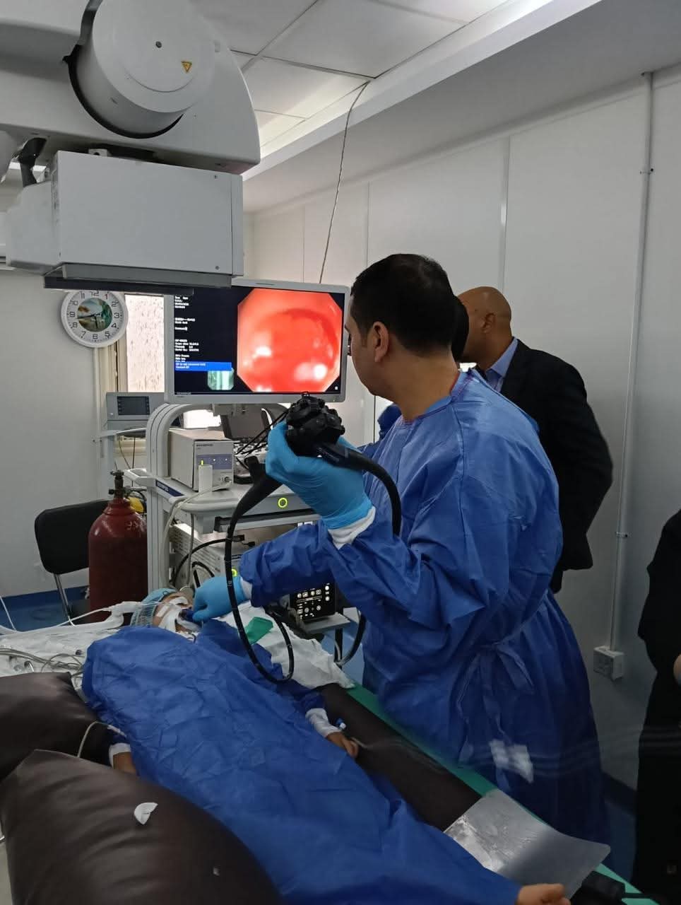 مرض نادر.. فريق طبي بمستشفى باب الشعرية ينجح في إجراء عمليَّة دقيقة لطفلة تعاني من مرض الأكاليزيا من النوع الثالث