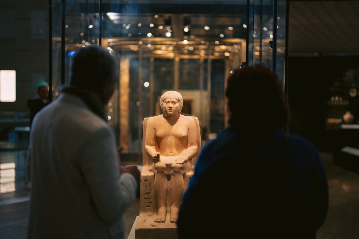 انبهار السائحين أمام روائع القطع الأثرية بالمتحف المصري الكبير