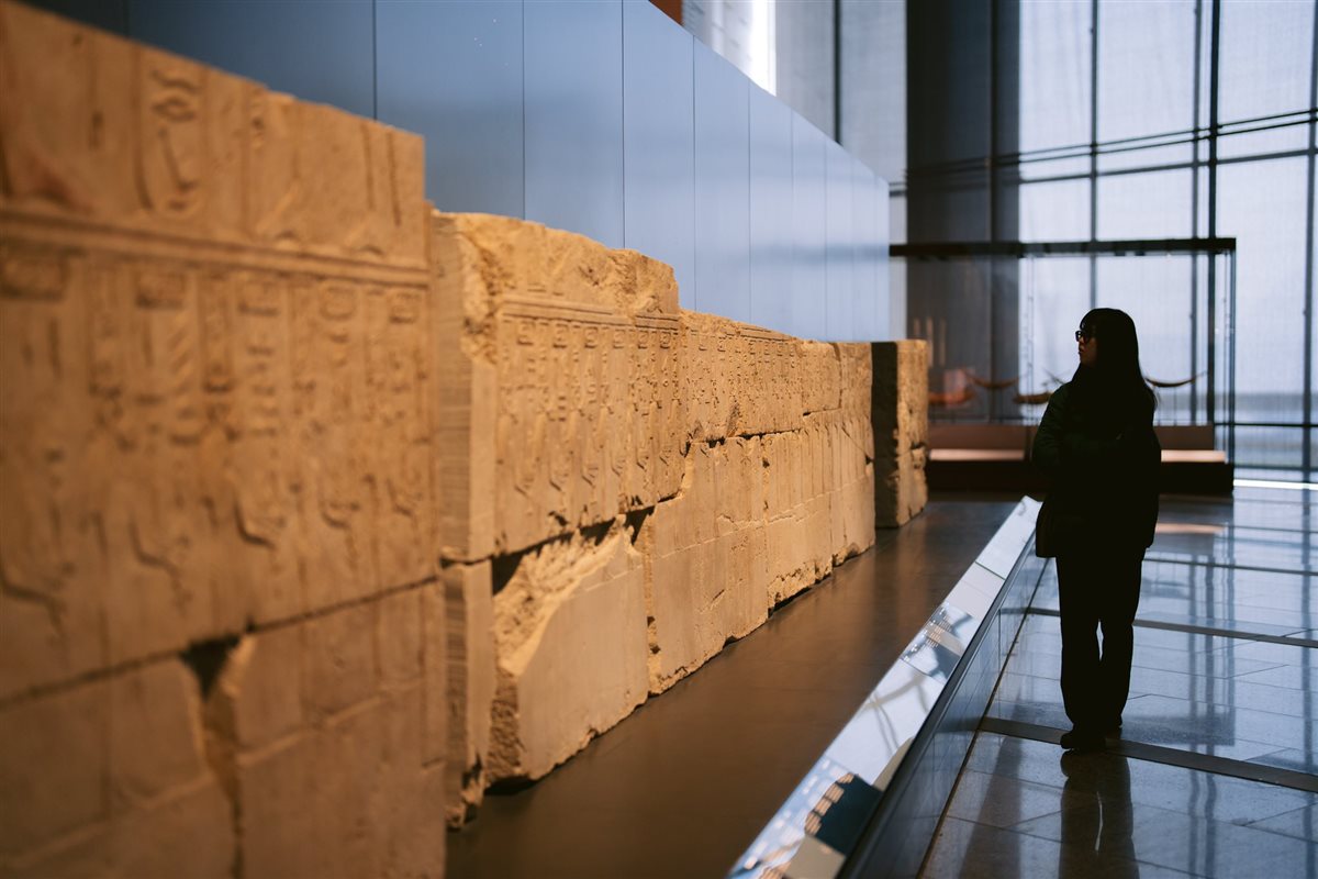 انبهار السائحين أمام روائع القطع الأثرية بالمتحف المصري الكبير