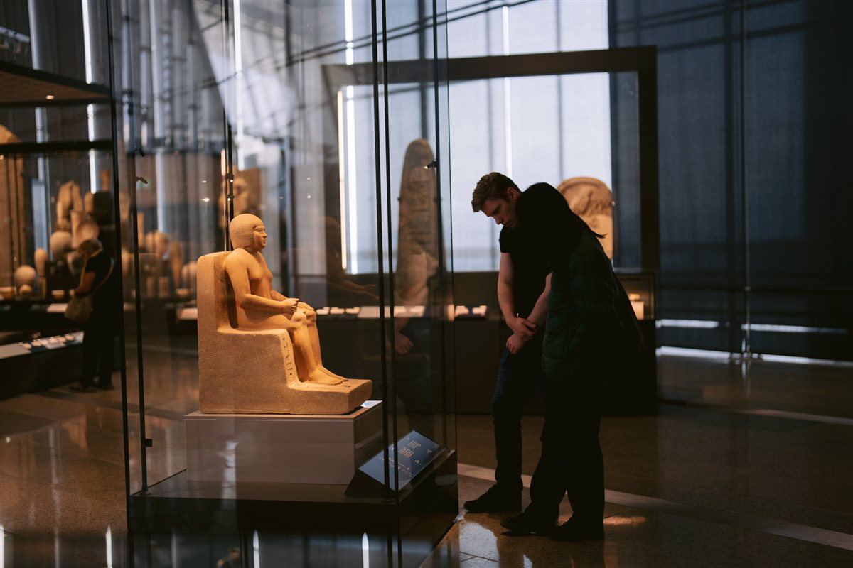 انبهار السائحين أمام روائع القطع الأثرية بالمتحف المصري الكبير