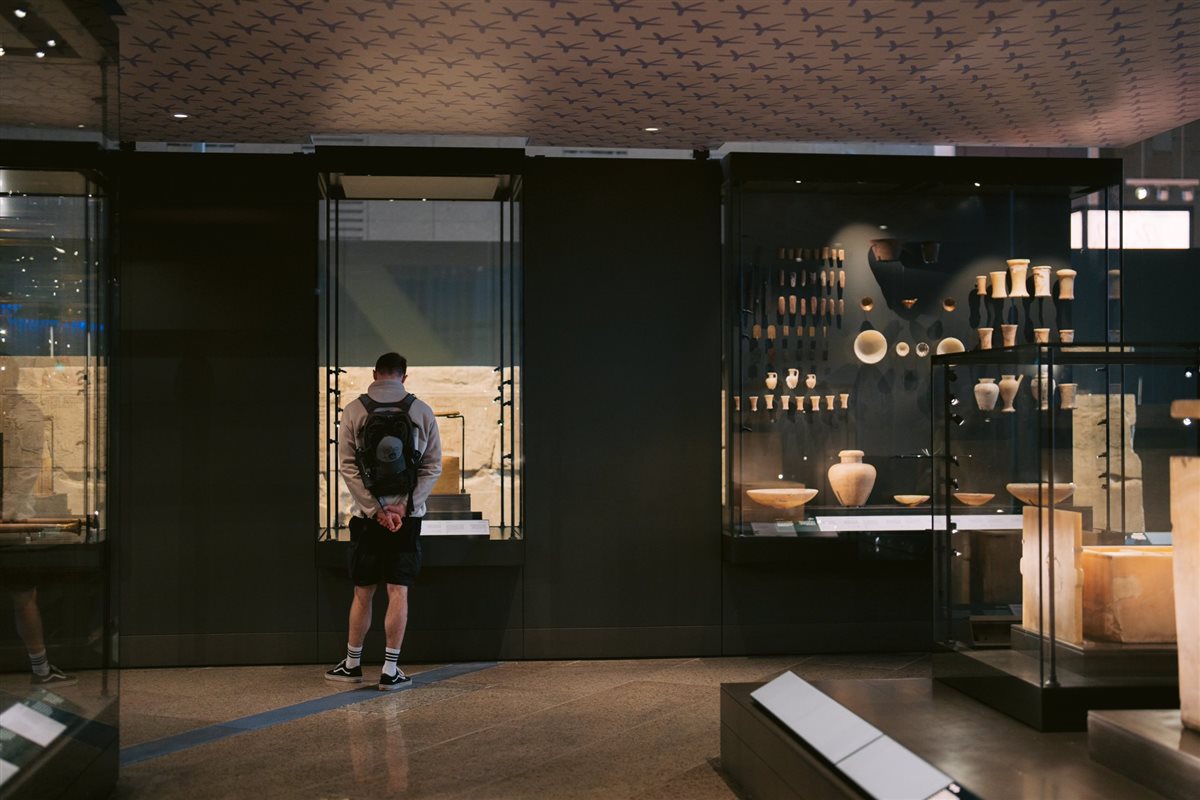 انبهار السائحين أمام روائع القطع الأثرية بالمتحف المصري الكبير