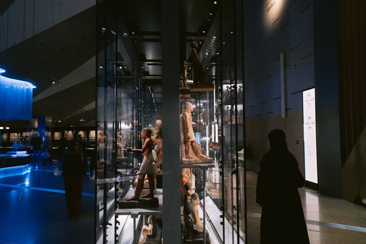 انبهار السائحين أمام روائع القطع الأثرية بالمتحف المصري الكبير