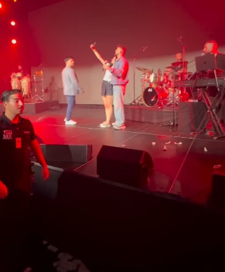 الجمهور يقتحم المسرح ومعجبة تحضن الشامي في حفله بالنرويج