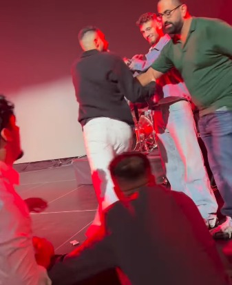 الجمهور يقتحم المسرح ومعجبة تحضن الشامي في حفله بالنرويج