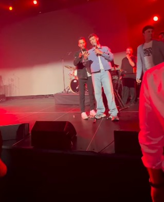 الجمهور يقتحم المسرح ومعجبة تحضن الشامي في حفله بالنرويج