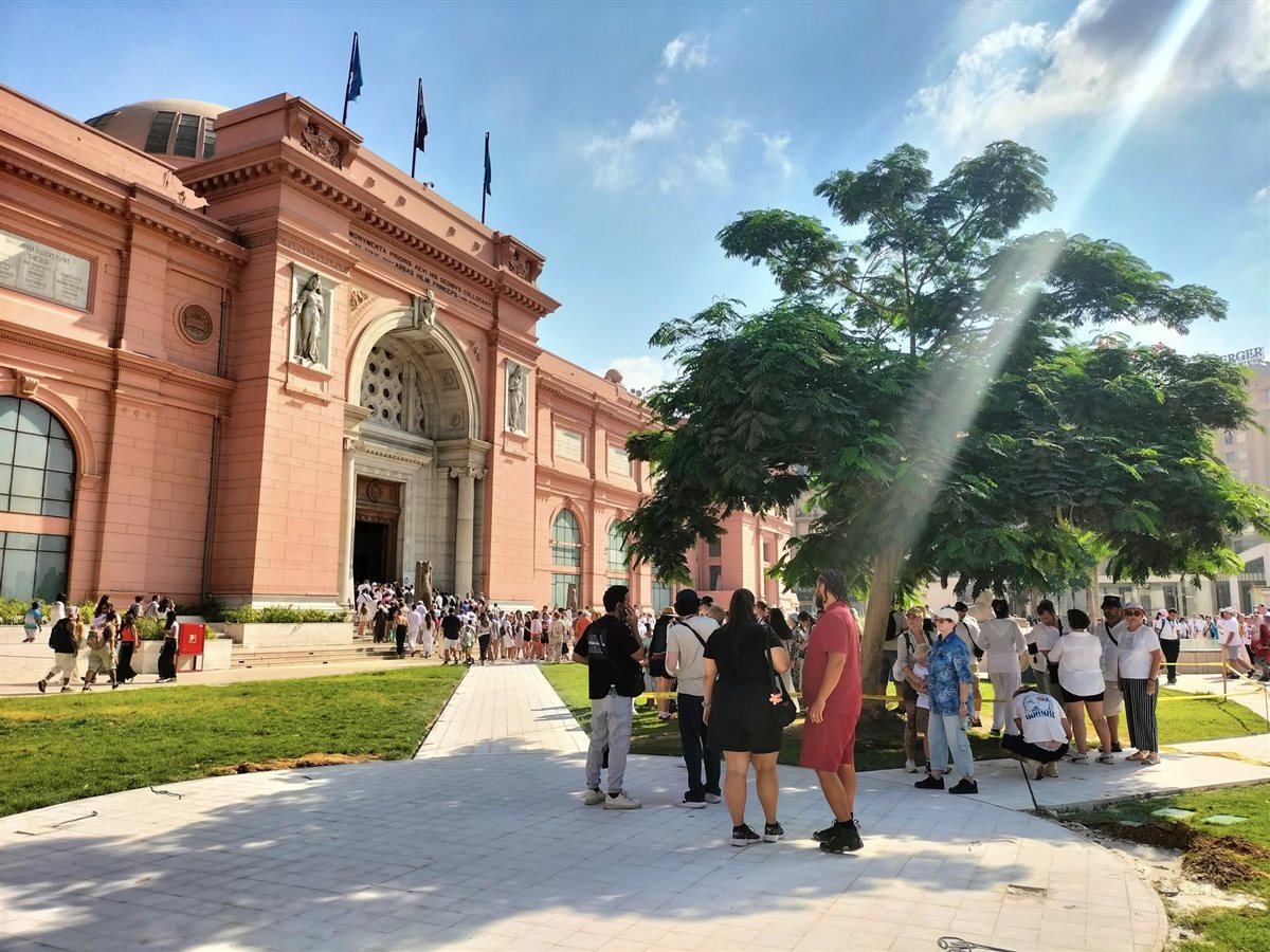 المتحف المصري بالتحرير يستقبل مئات السائحين