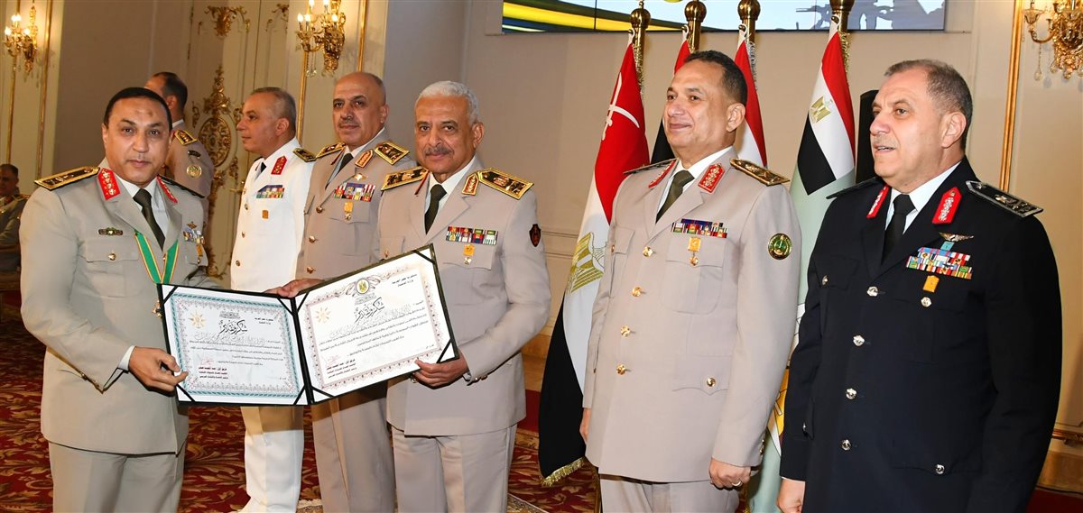 الفريق أول عبدالمجيد صقر يكرم قادة القوات المسلحة