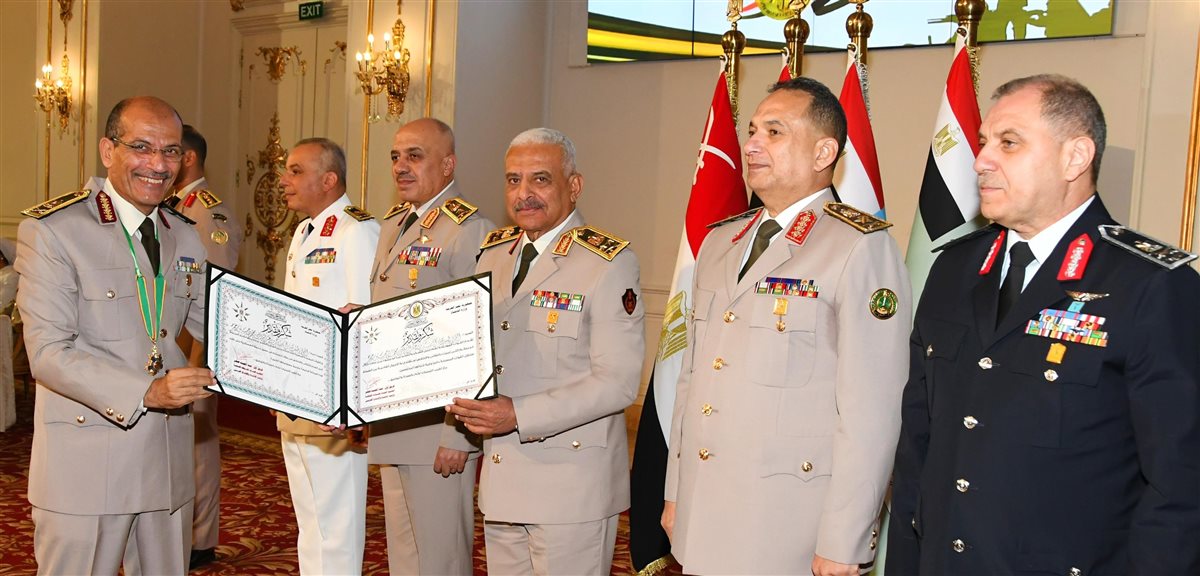 الفريق أول عبدالمجيد صقر يكرم قادة القوات المسلحة