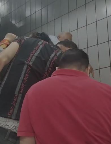 سقوط كرسي متحرك أعلى سلم كهربائي بمحطة مترو مسرة