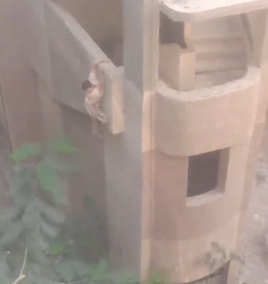 سقوط الفتاة