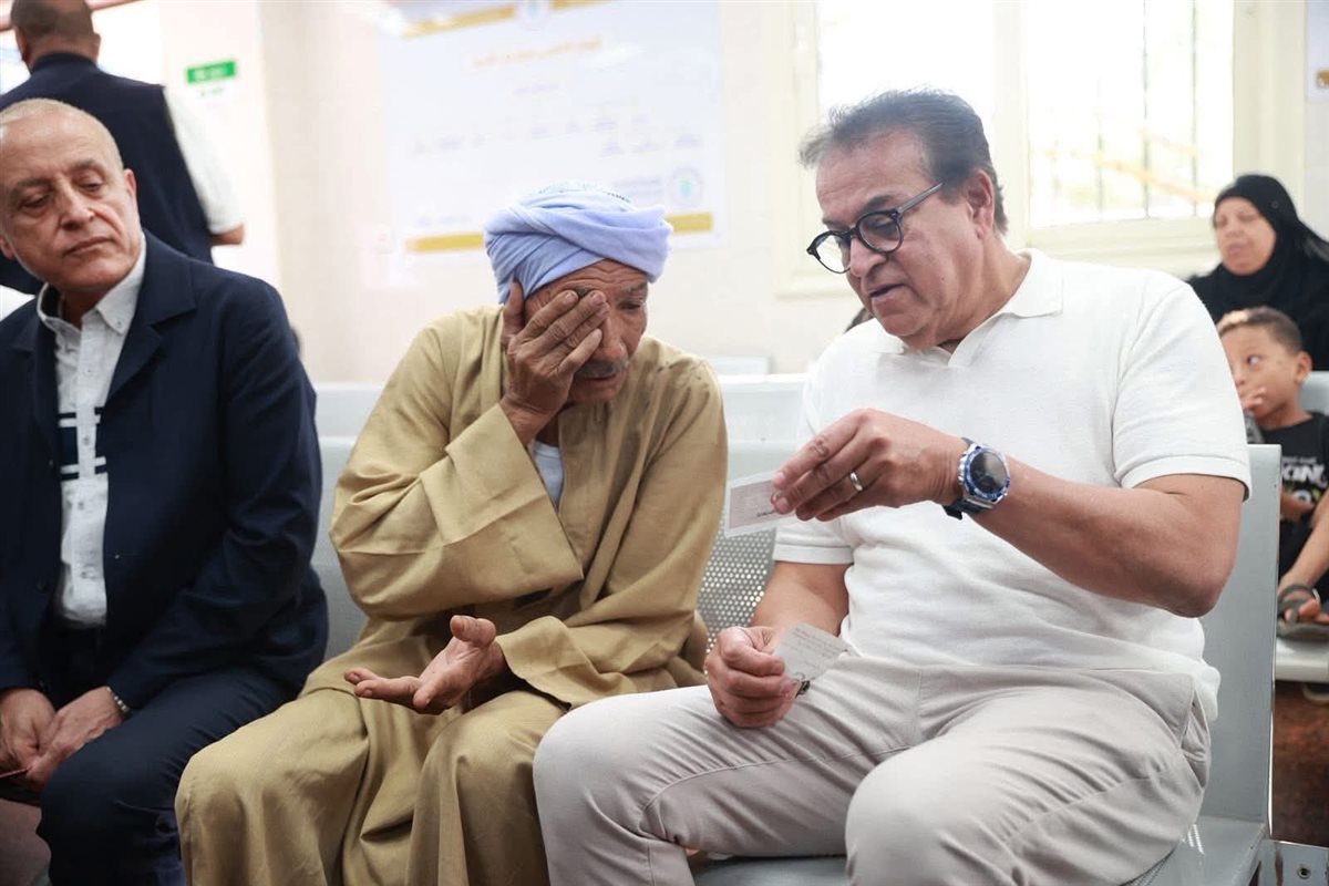 الوزير يطمئن خلال جولتة على أحد المواطنين ويوجةً بعلاجة