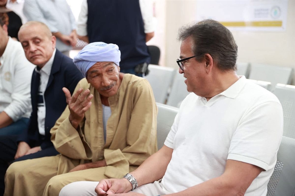 الوزير يطمئن خلال جولتة على أحد المواطنين ويوجةً بعلاجة