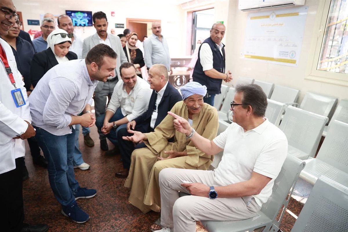 الوزير يطمئن خلال جولتة على أحد المواطنين ويوجةً بعلاجة