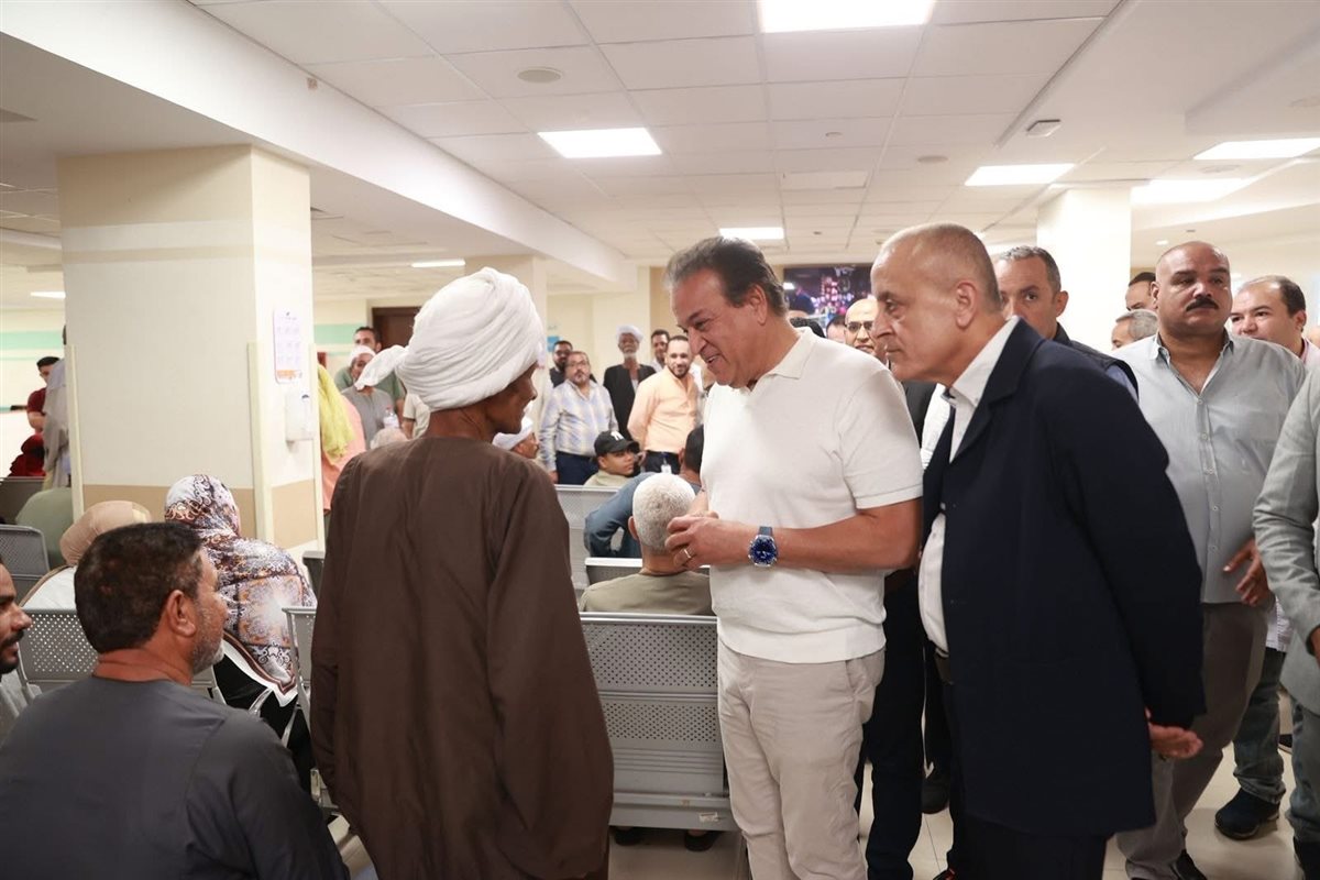 الوزير يطمئن خلال جولتة على أحد المواطنين ويوجةً بعلاجة