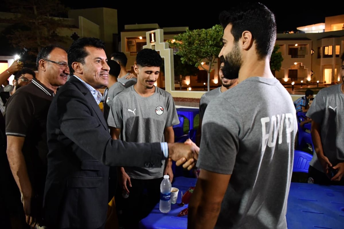 زيارة وزير الرياضة ومحافظ الإسماعيلية لمعسكر منتخب مصر الثاني (7)
