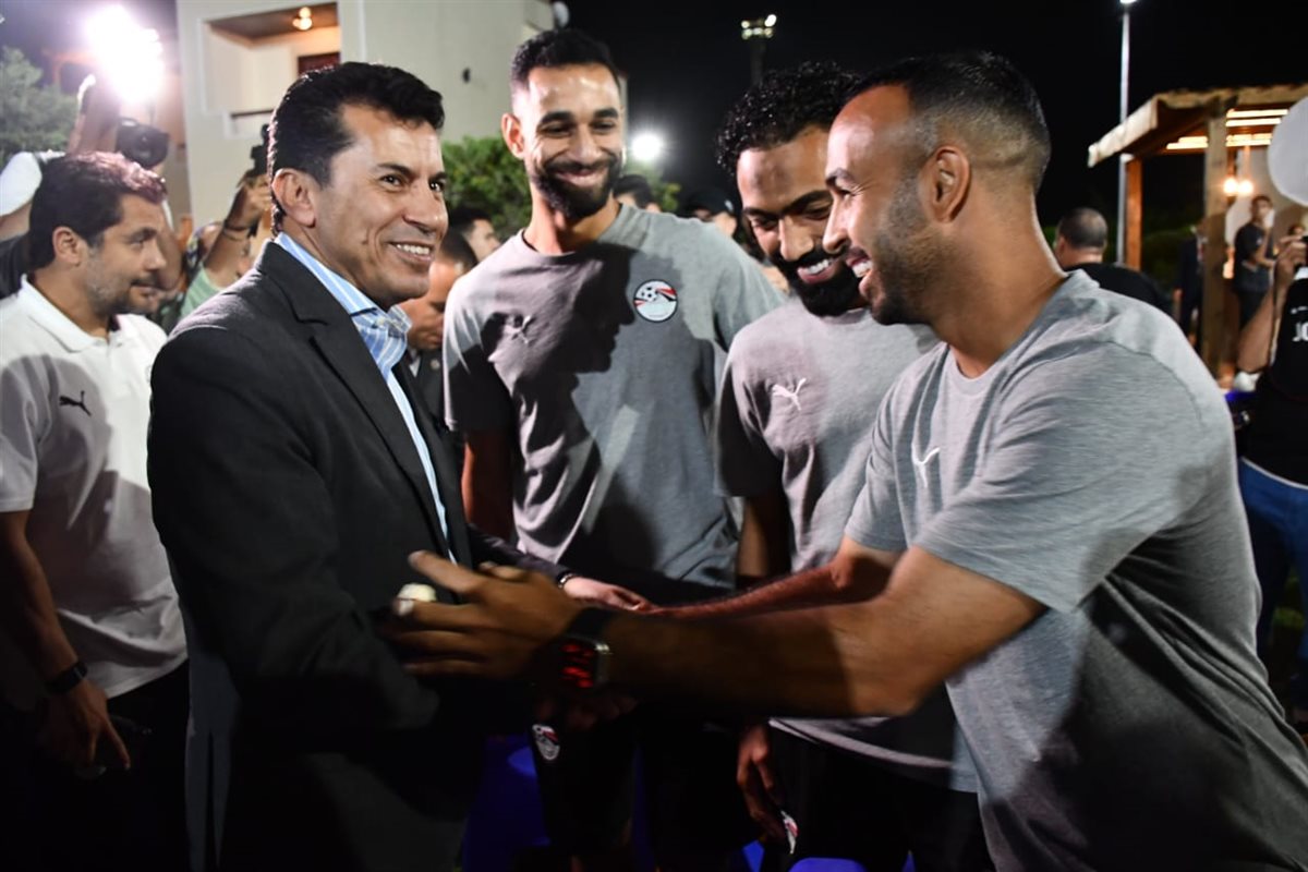 زيارة وزير الرياضة ومحافظ الإسماعيلية لمعسكر منتخب مصر الثاني (14)