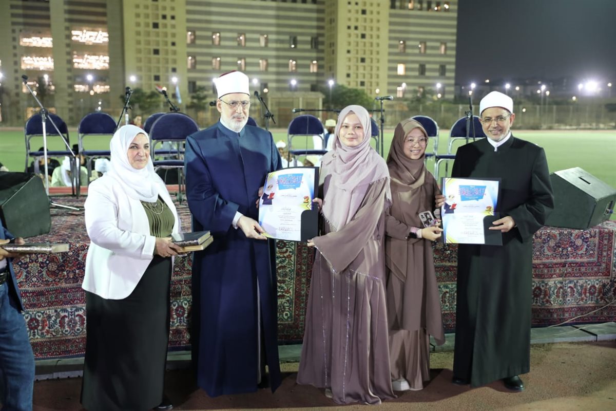  الأولى فازت بـ10000 آلاف جنيهًا.. قيادات الأزهر يكرمون الطالبات الفائزات في مسابقة بنت الأزهر الوافدة