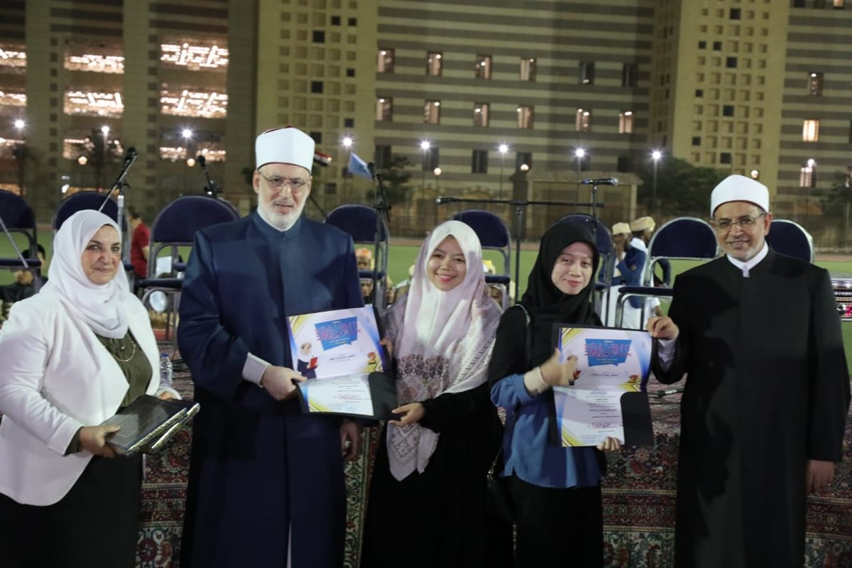  الأولى فازت بـ10000 آلاف جنيهًا.. قيادات الأزهر يكرمون الطالبات الفائزات في مسابقة بنت الأزهر الوافدة